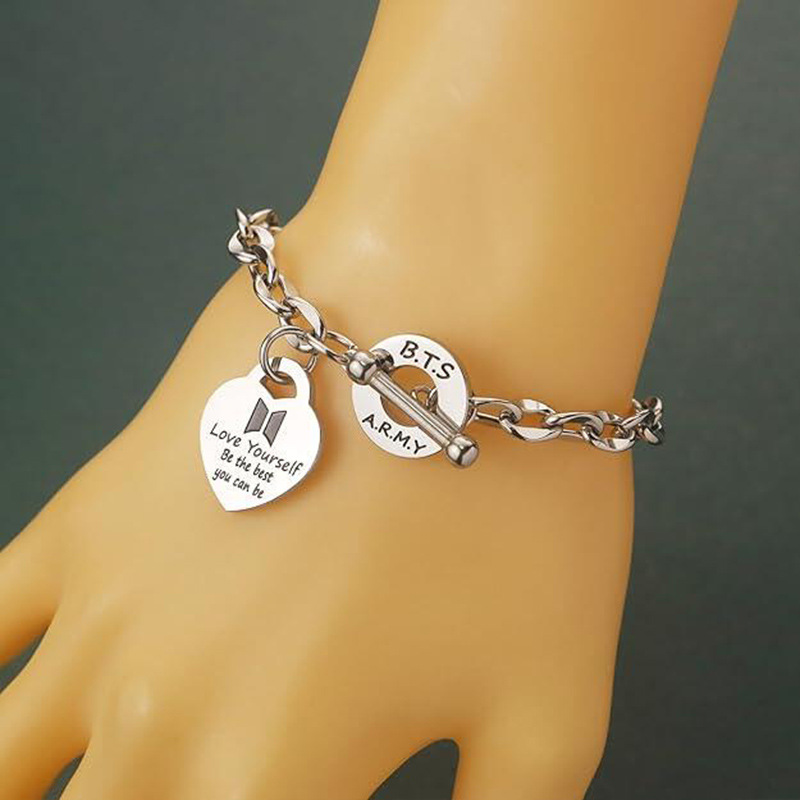 سوار عصري متعدد الاستخدامات من - مراجعة Body Jewelry Titanium وسعره