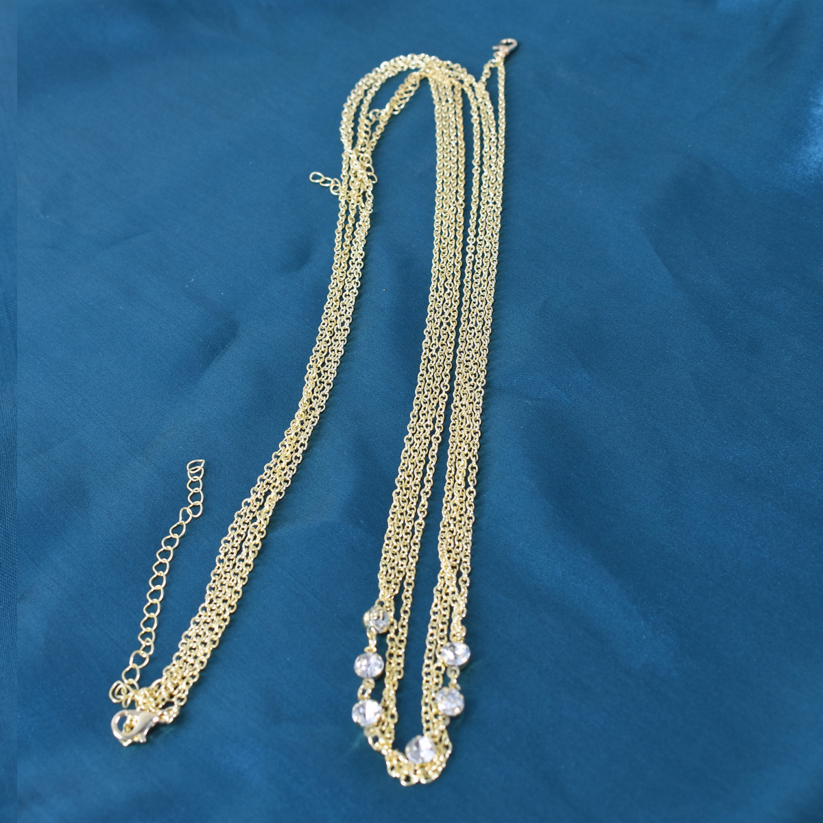 سلسلة صدر كريستالية مستديرة من - مراجعة Body Jewelry Chest وسعره